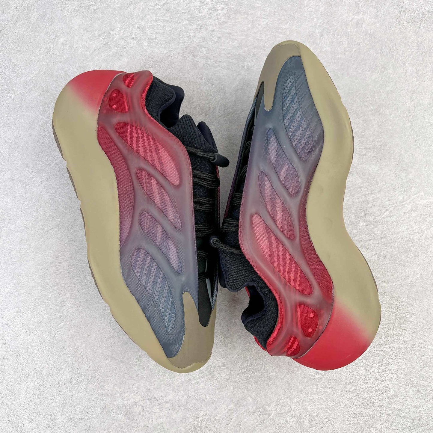700 V3 Fade Carbon