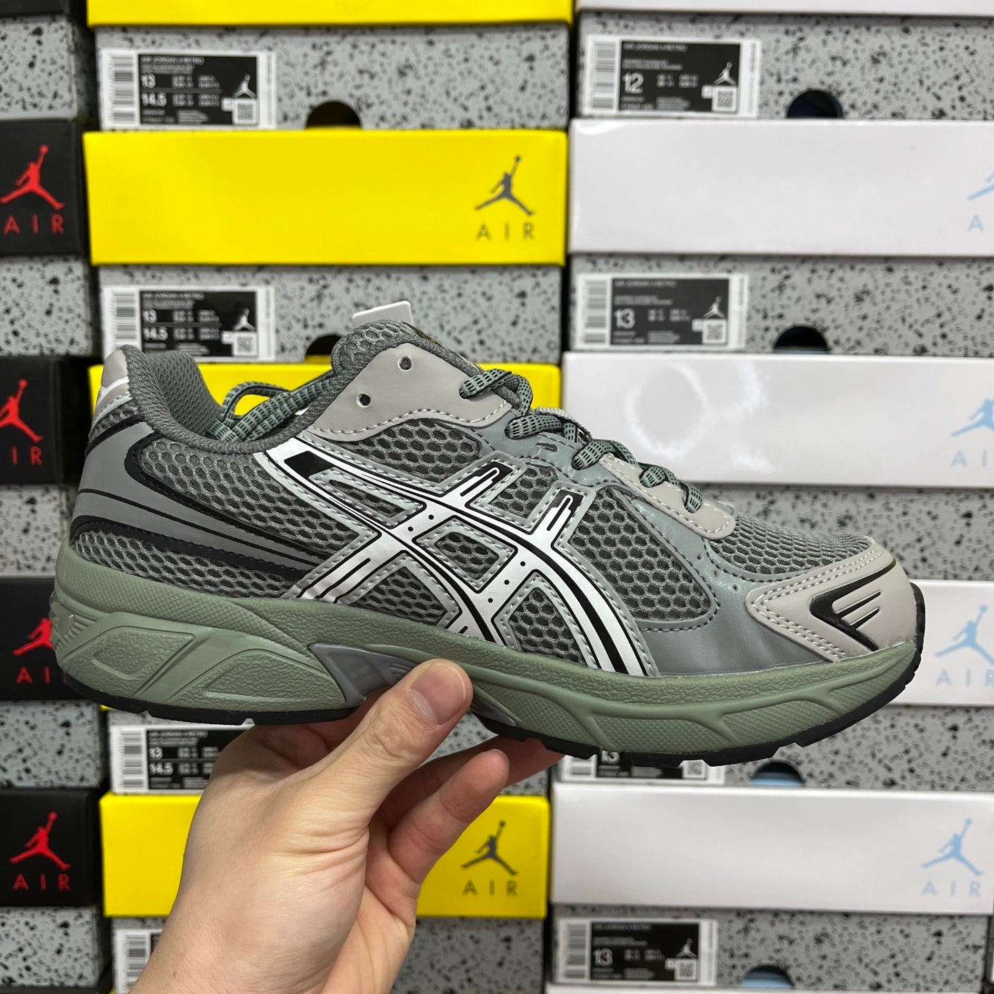 Gel-1130  Wild Dove/White