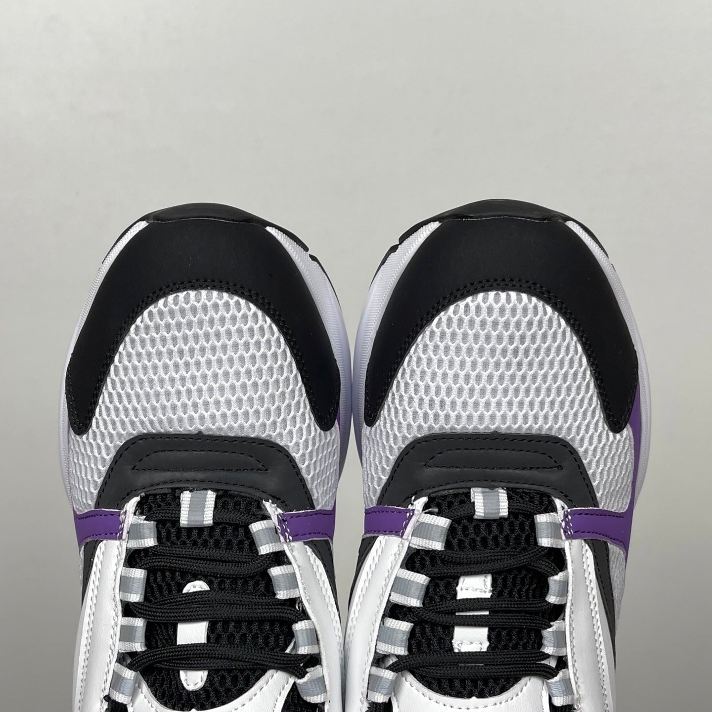 B22 Violet White