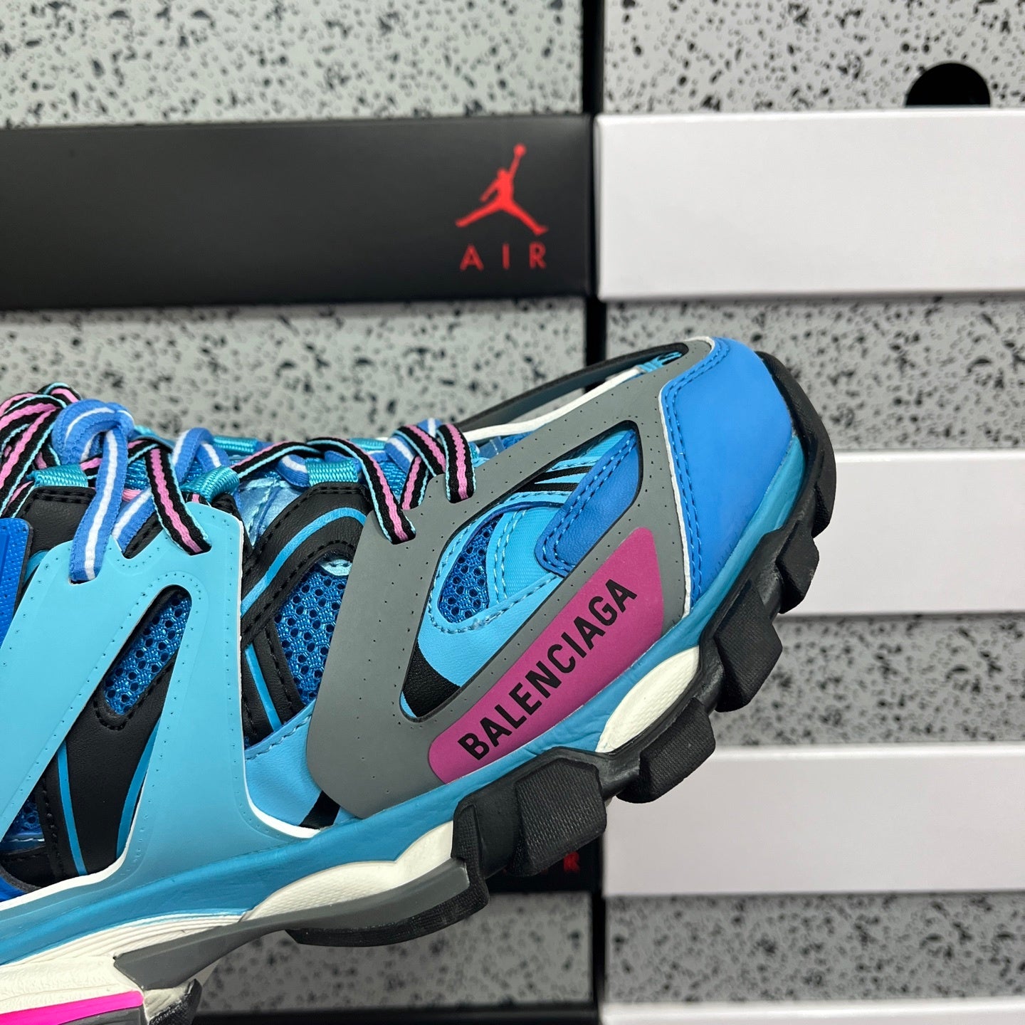 BLG Track Light Blue Pink