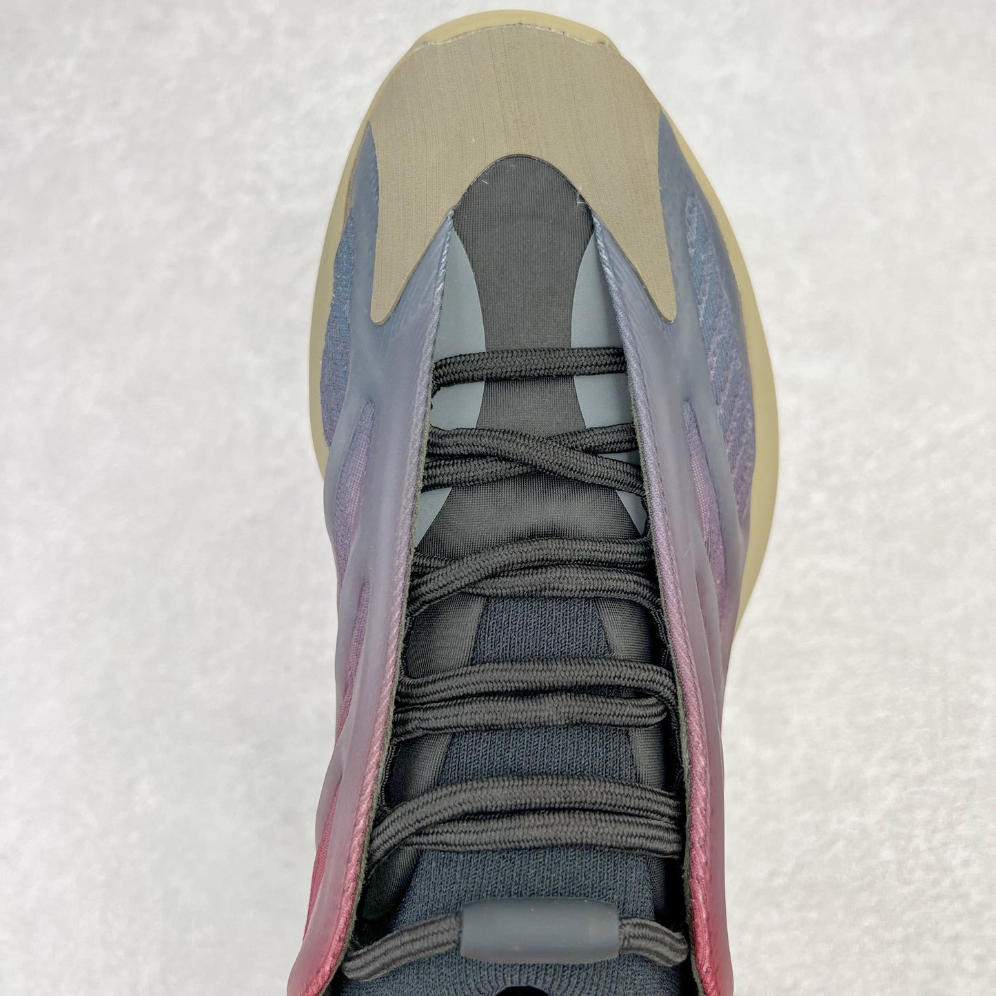 700 V3 Fade Carbon