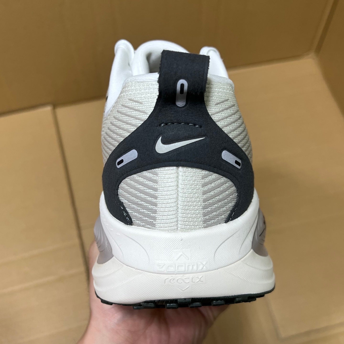 Vomero 18 Black/White