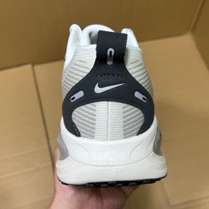 Vomero 18 Black/White