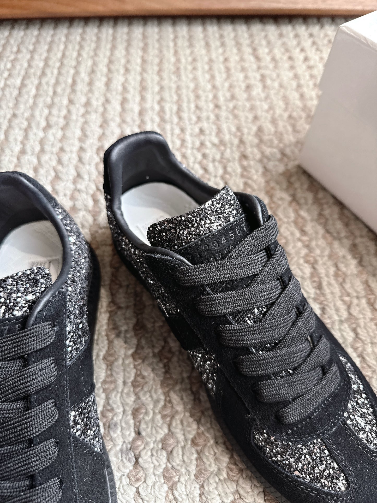 Maison Black SHINE