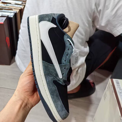 AJ1 Travis
