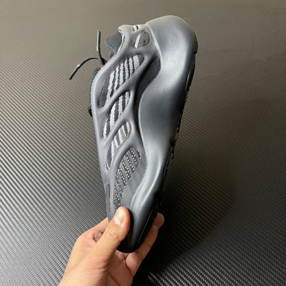 700 V3 Black