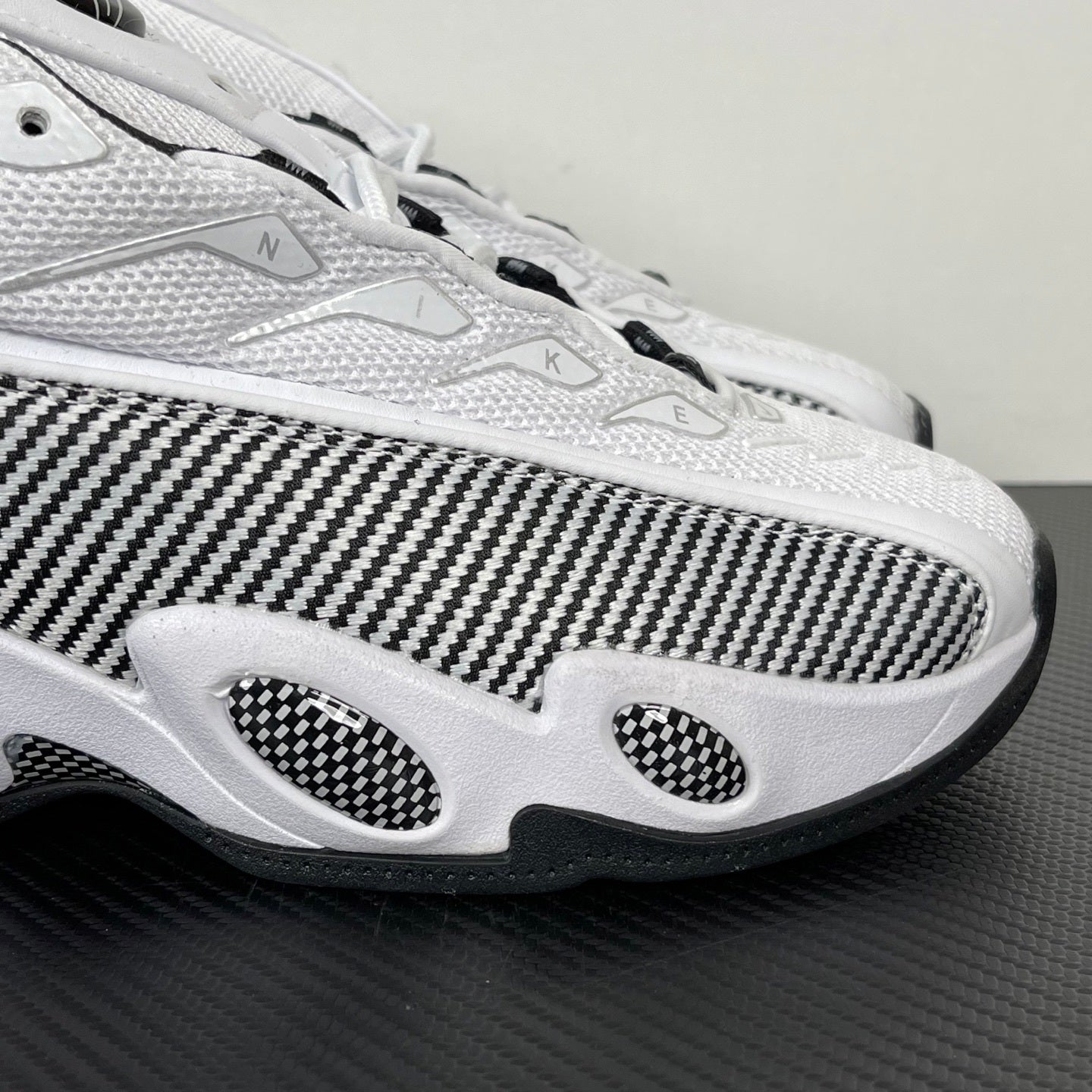 Nocta Glide Black/White
