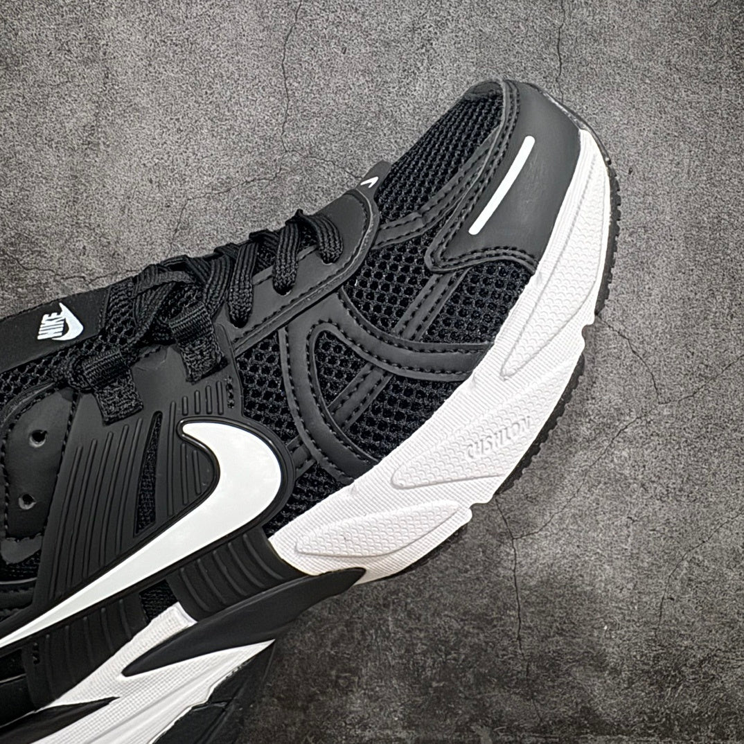 V2K Run Black & White