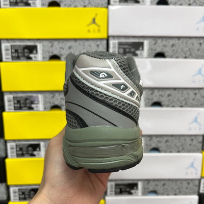 Gel-1130  Wild Dove/White