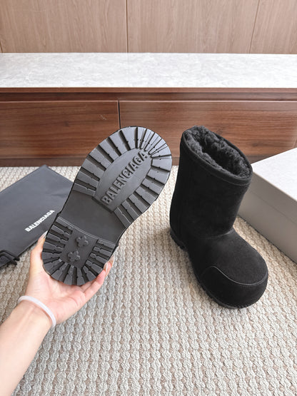 BLG Alaska Suede Boots Black