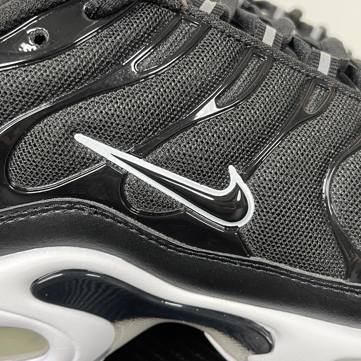 TN  Black White