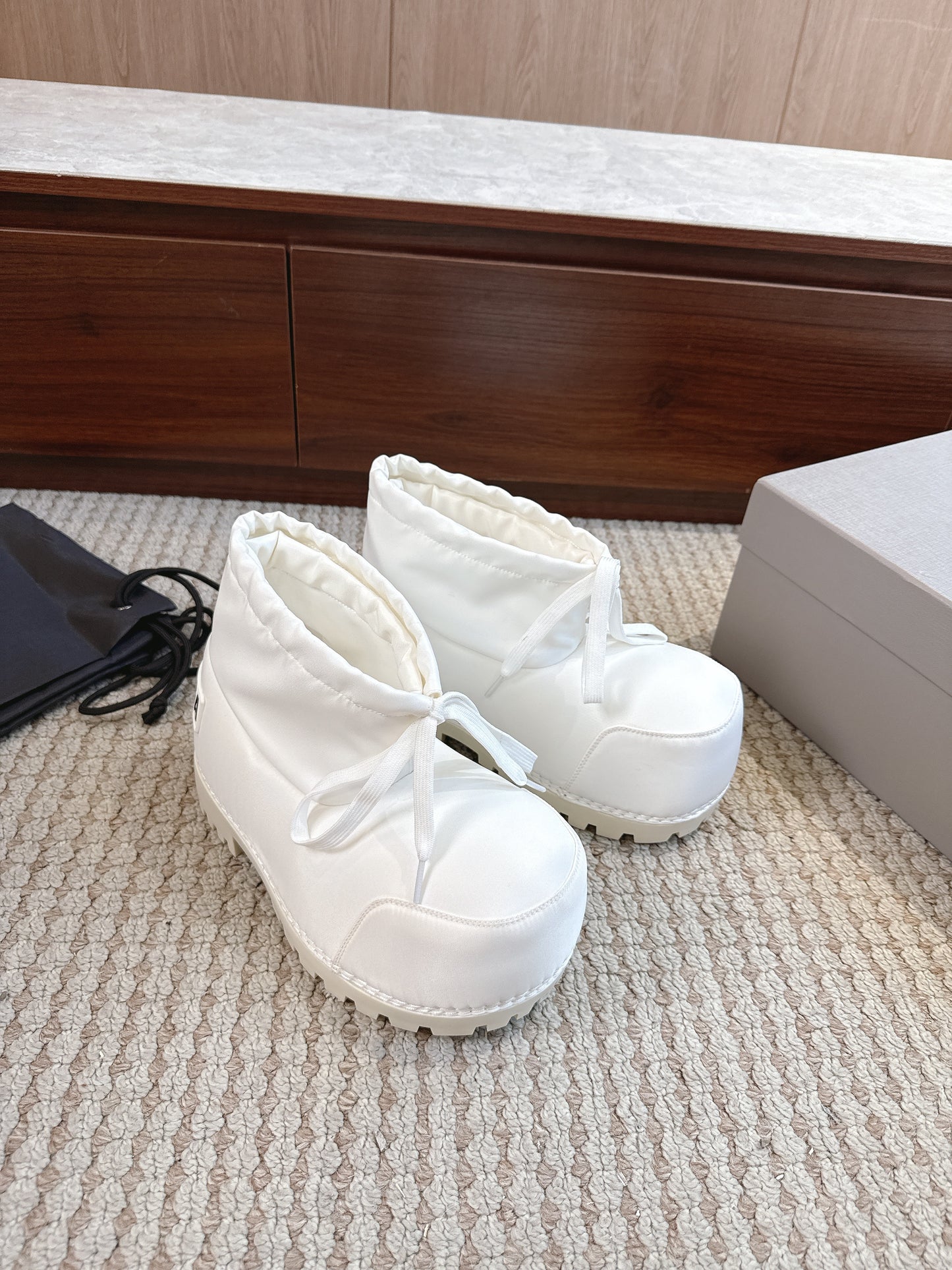 BLG Alaska Suede Boots White