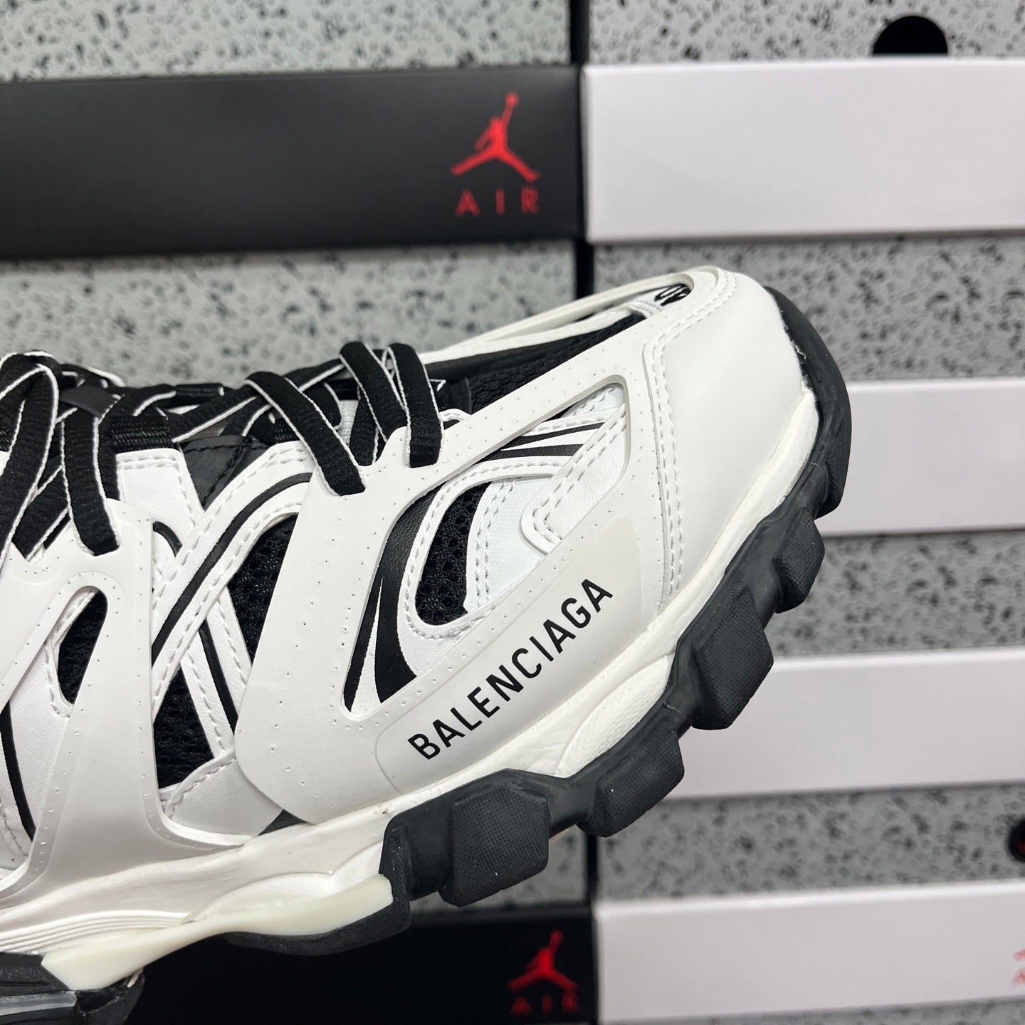 BLG Track White Black