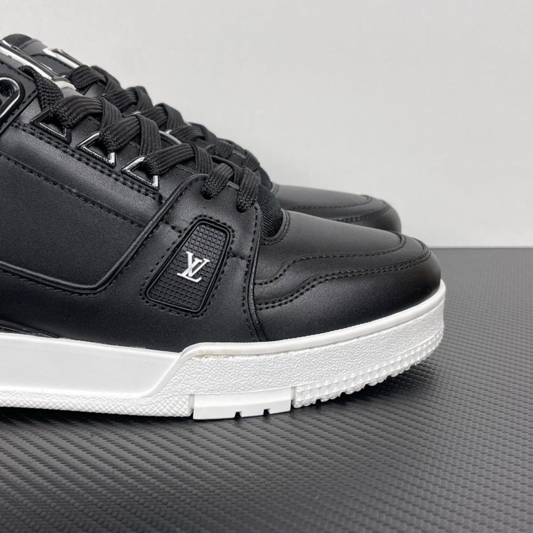 Trainer Black and White Sole