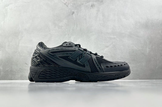 1906 Triple Black