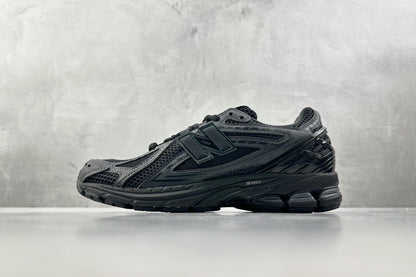 1906 Triple Black