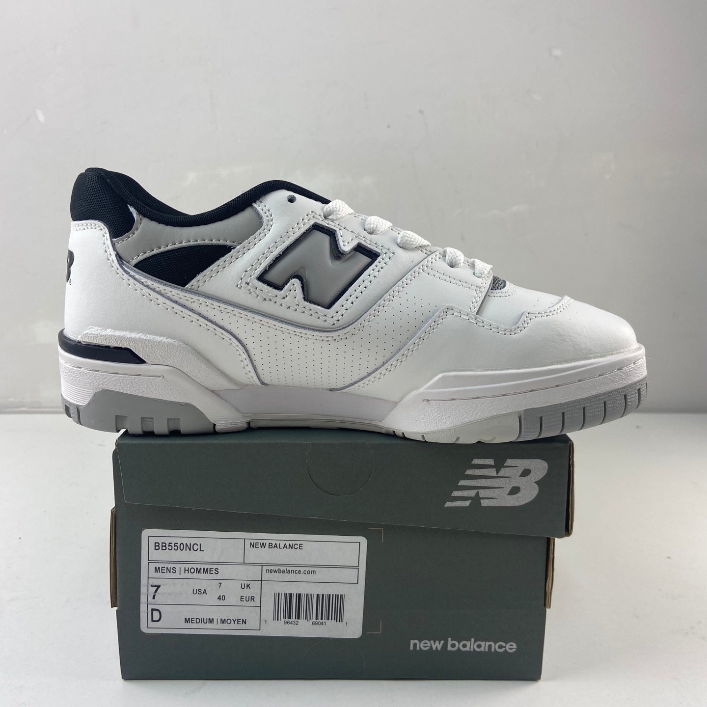550 White Concrete Black