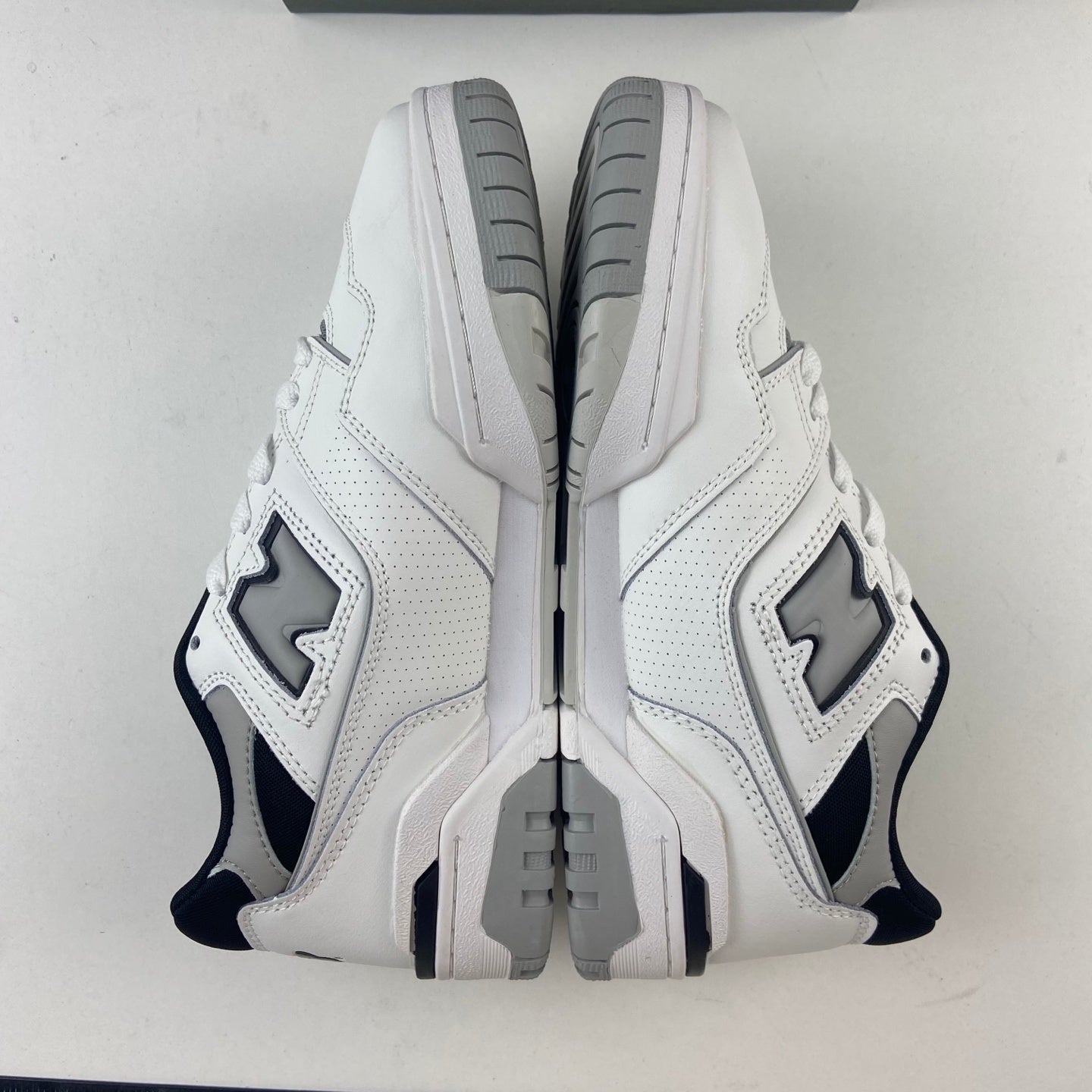 550 White Concrete Black