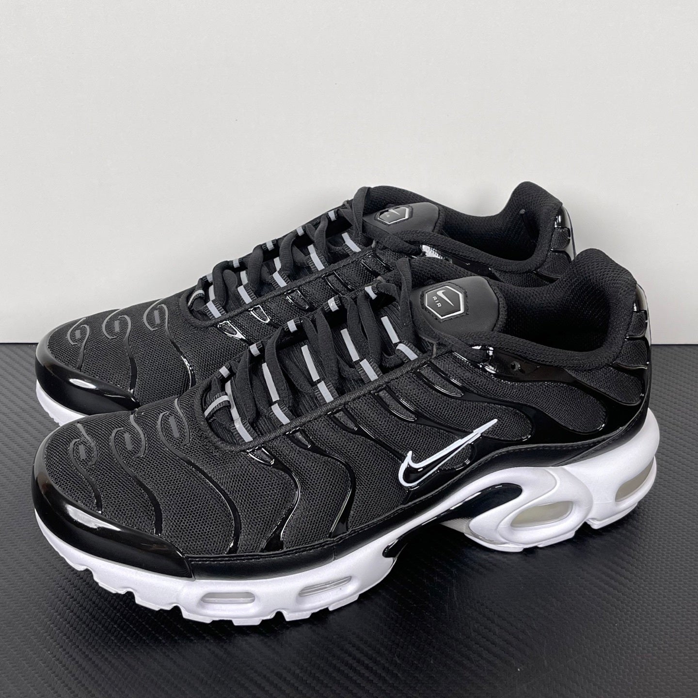 TN  Black White
