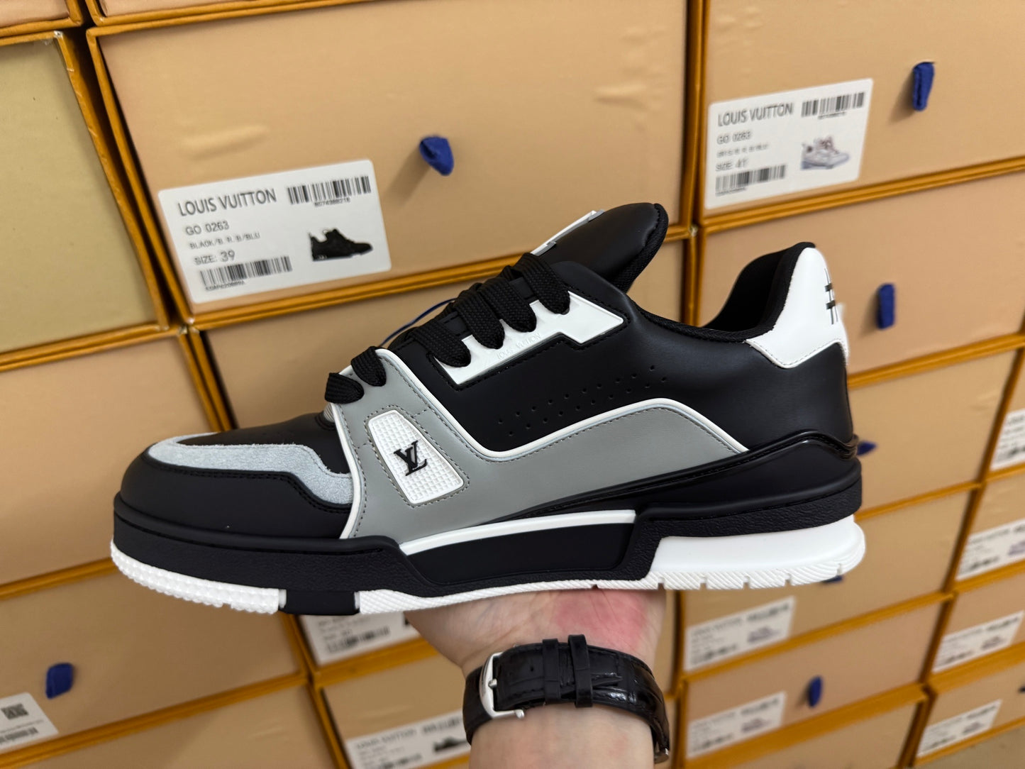 Trainer Black and Gray