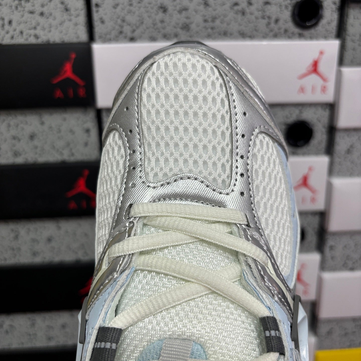 V5 RNR Light Grey Carbon