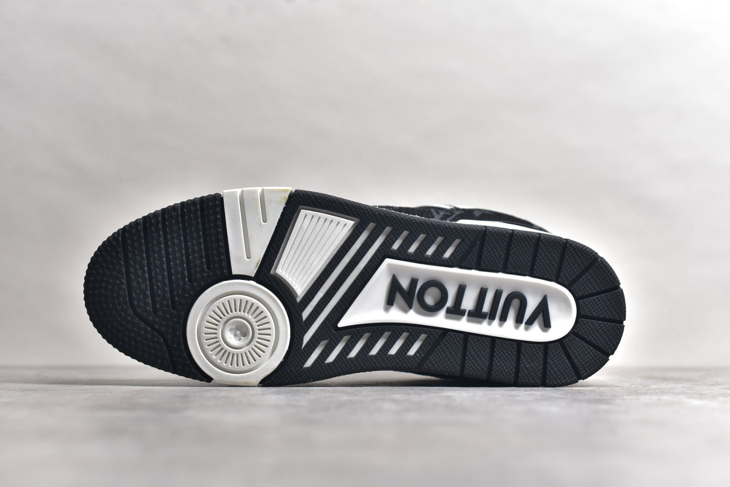 Trainer Black and White