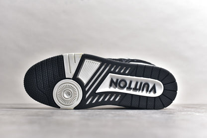 Trainer Black and White