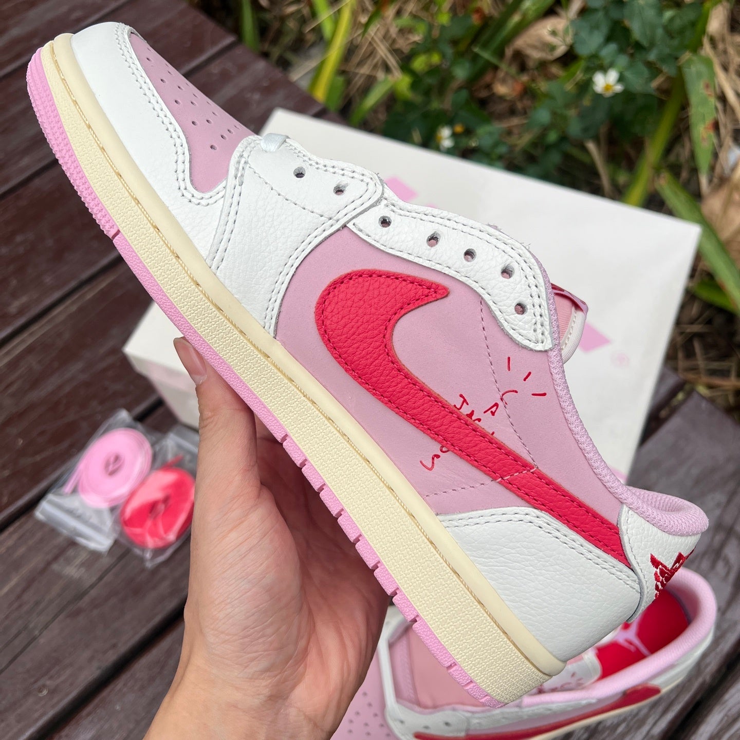 AJ1 Travis Reverse Mocha Pink