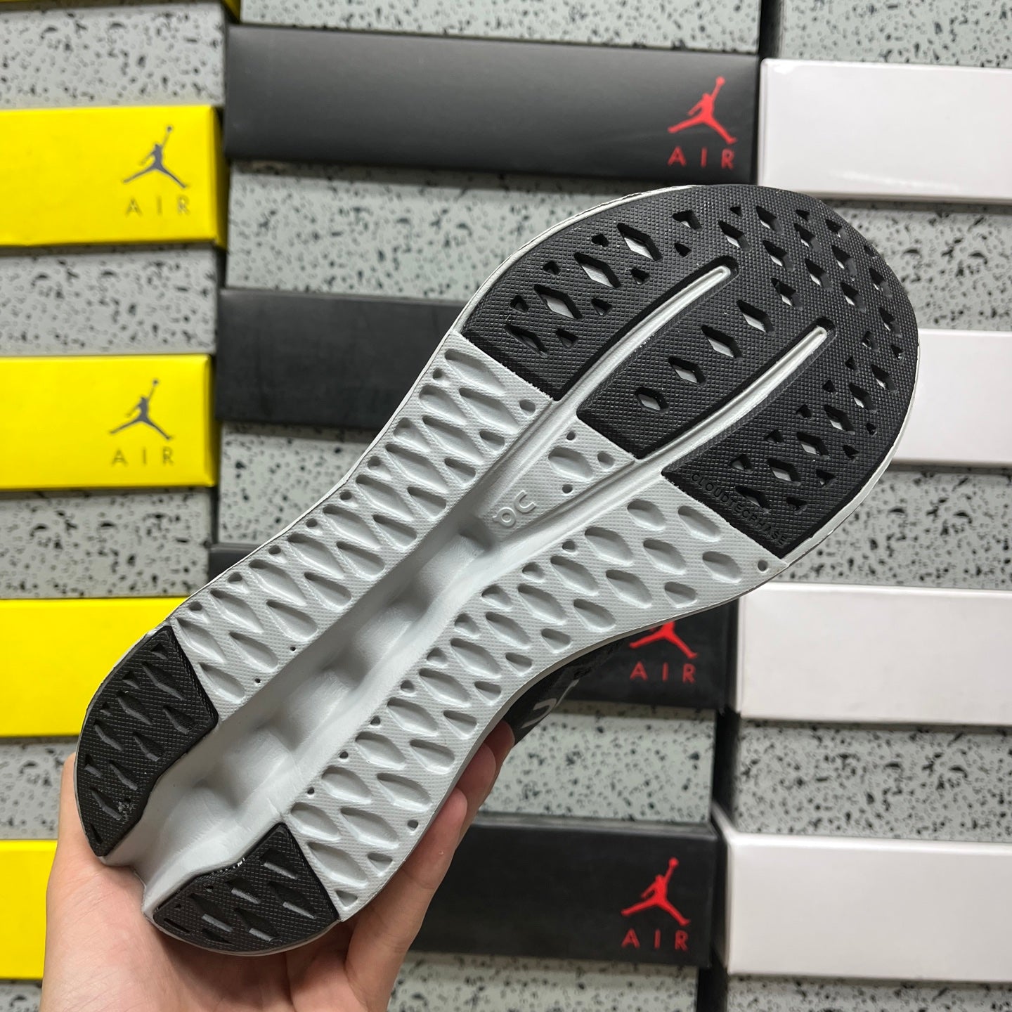 On Cloudsurfer Black Grey
