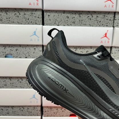 Vomero Plus Black
