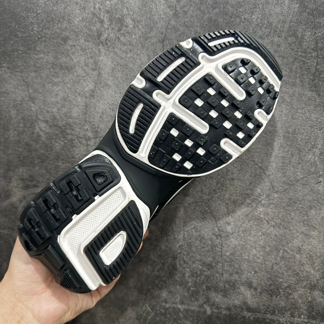 V2K Run Black & White