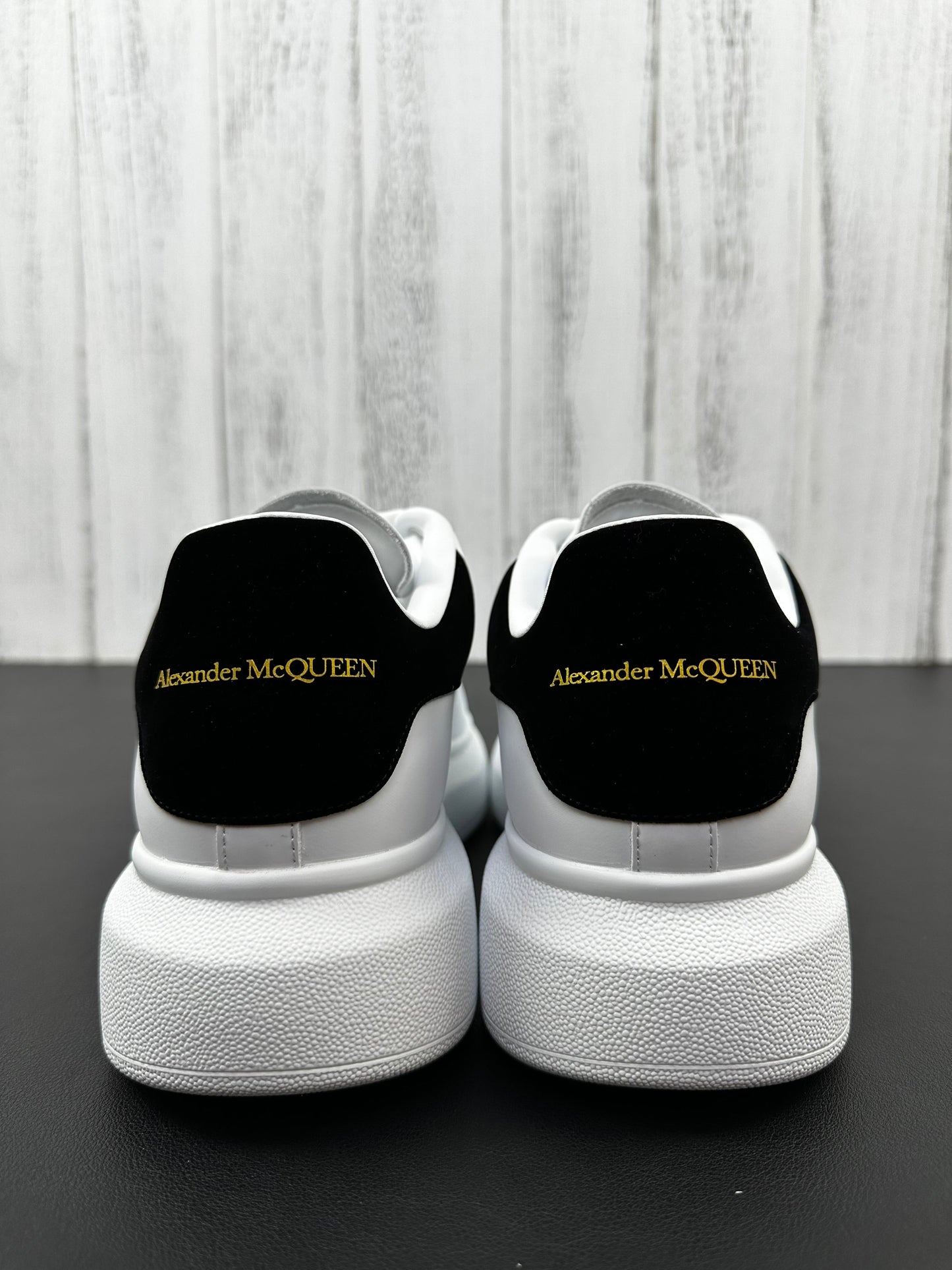 Alexander McQueen em Camurça