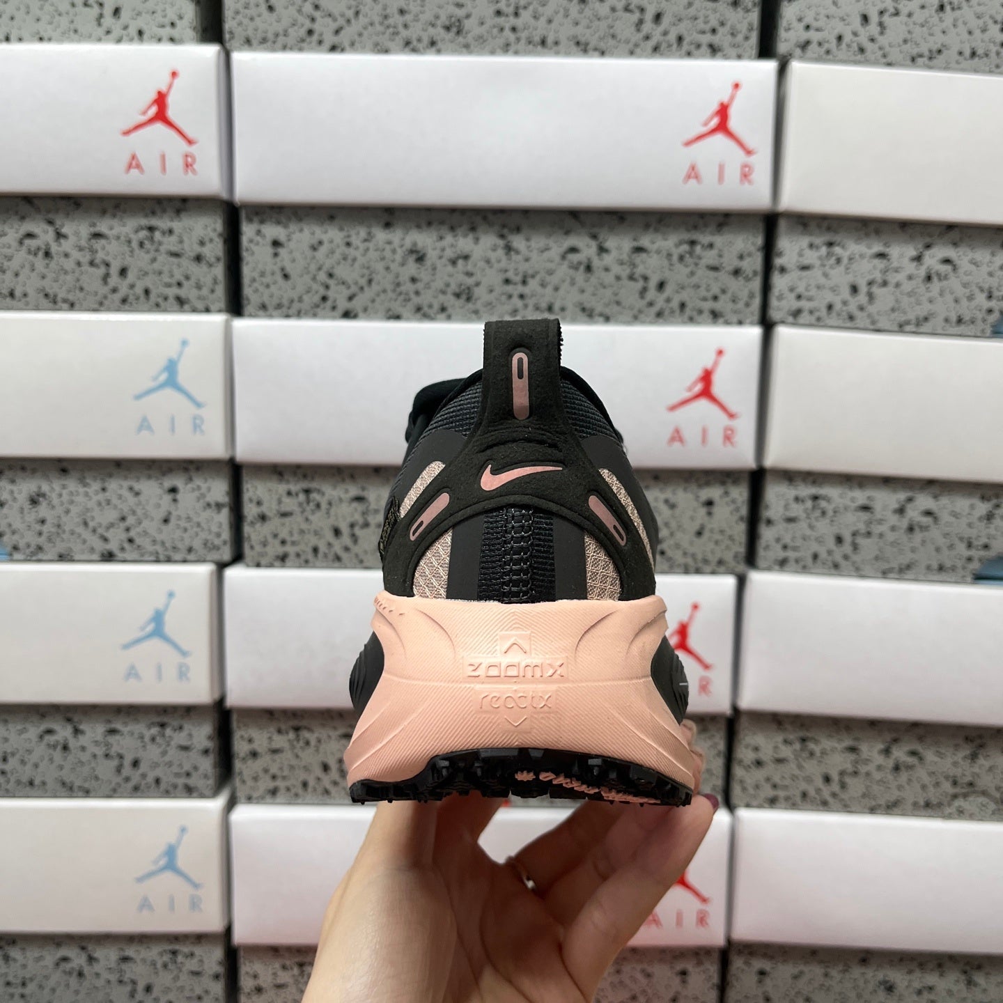 Vomero Plus Black Pink