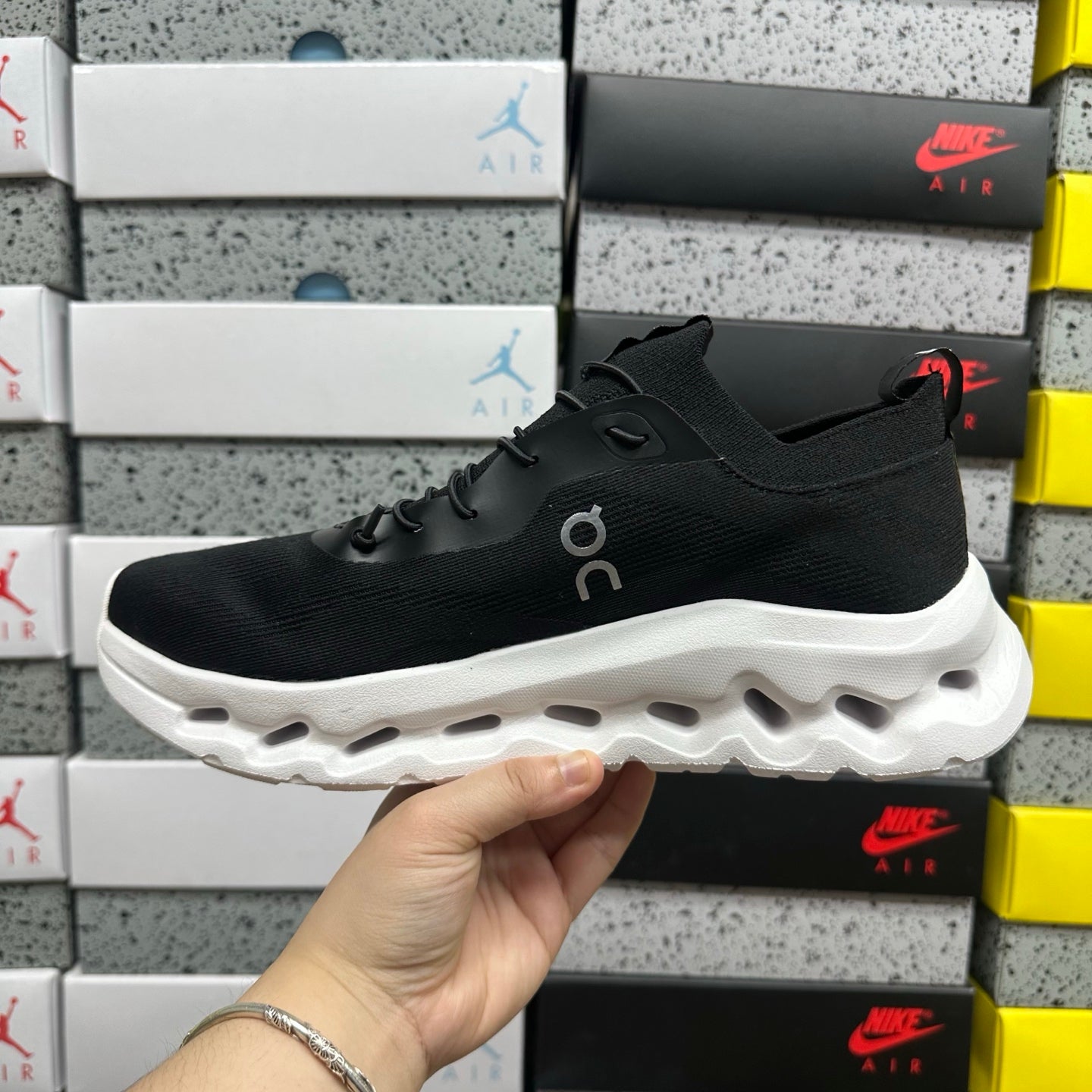 Cloudtilt Loewe Black White