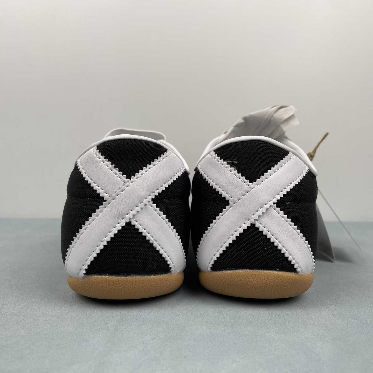 AD TOKYO Black White