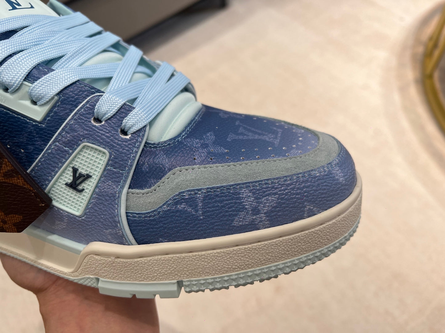 Trainer Blue