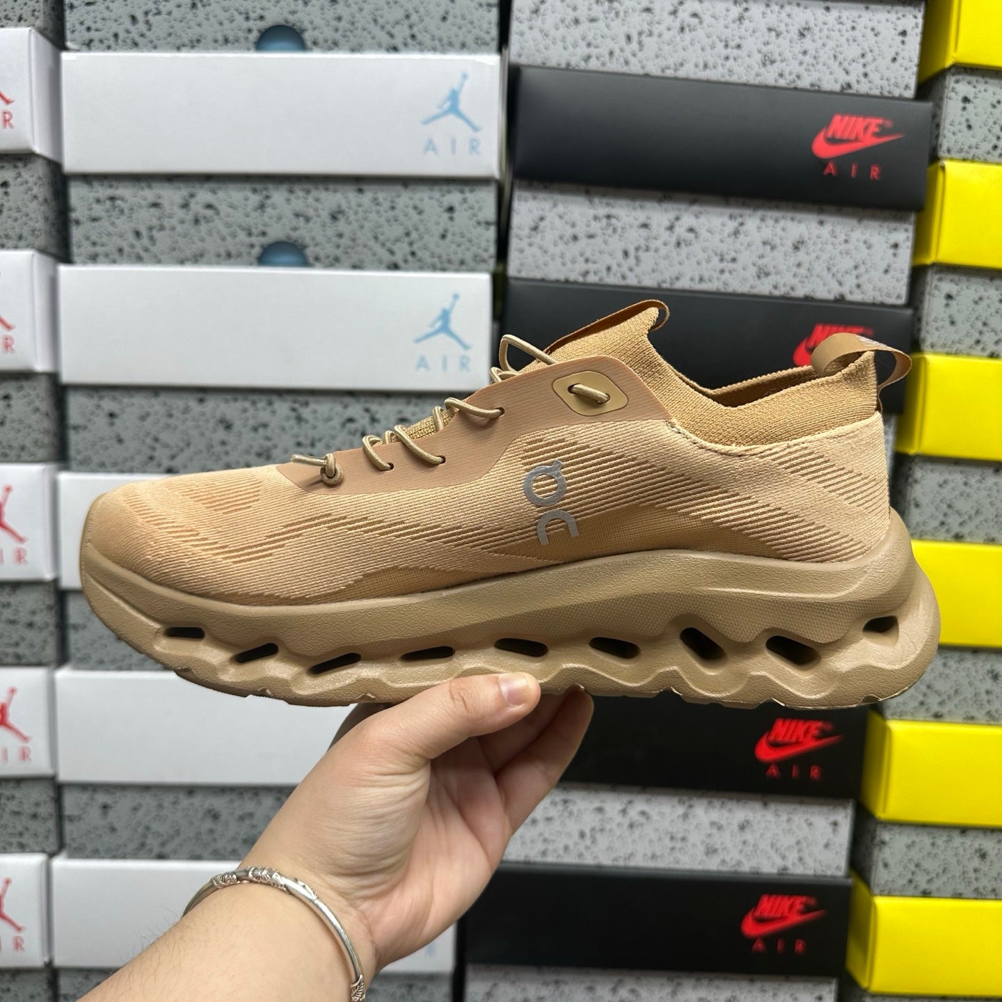 Cloudtilt Loewe Dark Sand