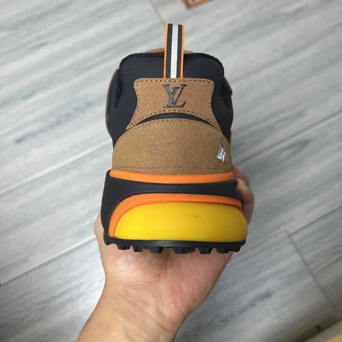 LV Runner Tatic Marrom