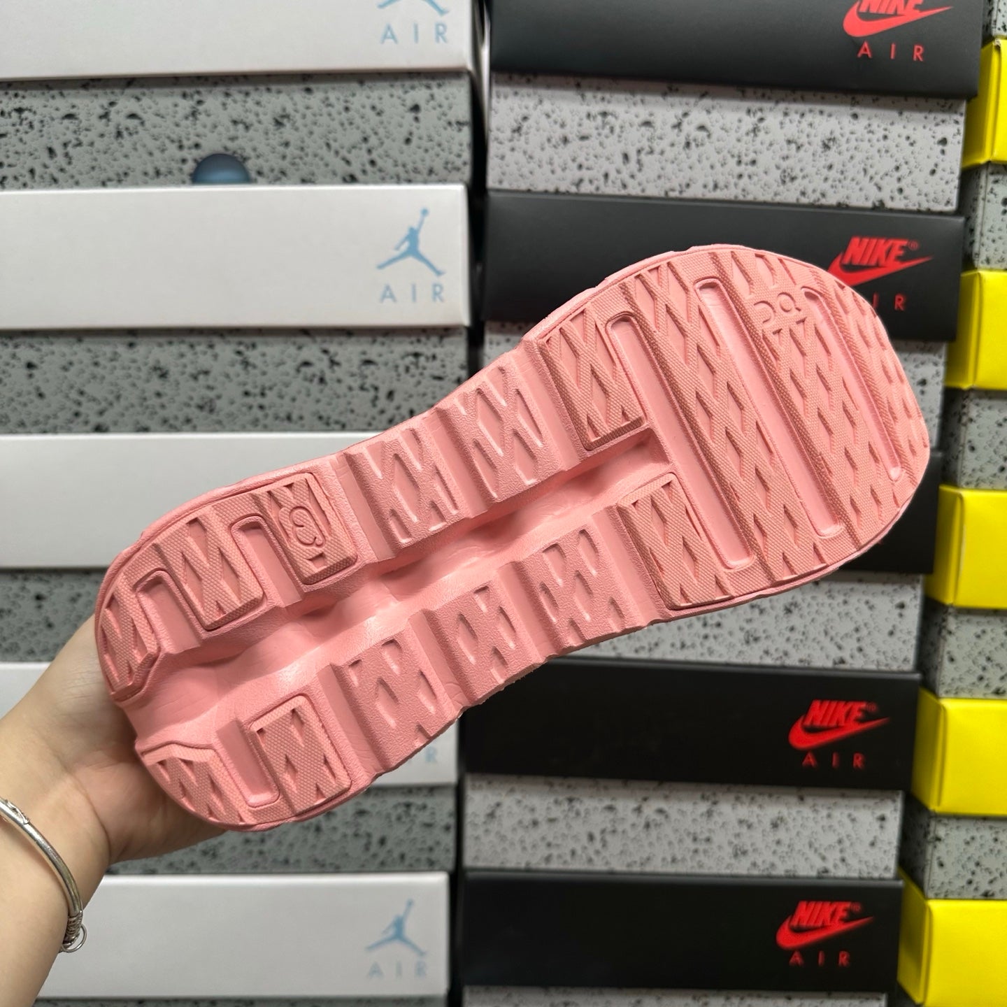 Cloudtilt Loewe Pink