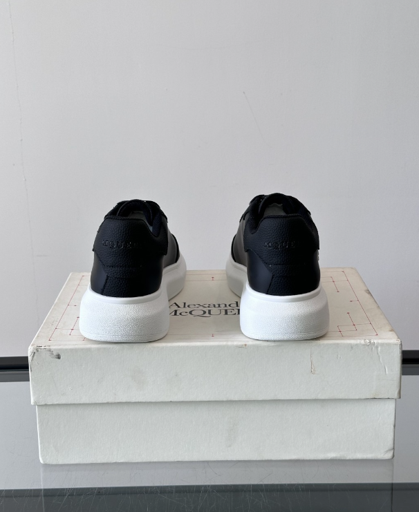 Alexander McQueen Oversized White/Black