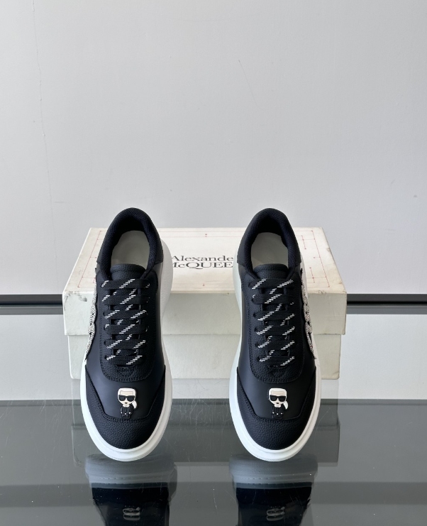 Alexander McQueen Oversized White/Black
