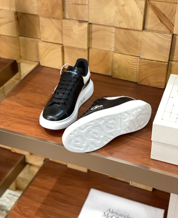 Alexander McQueen Oversized Black/White