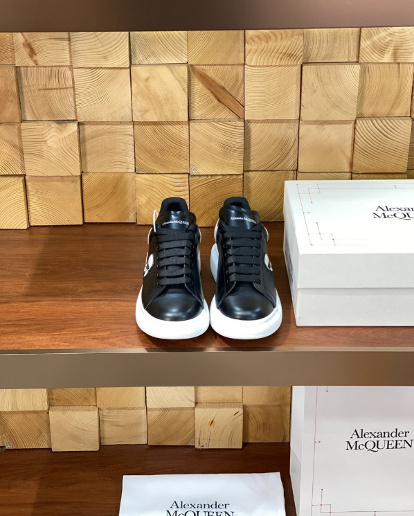 Alexander McQueen Oversized Black/White