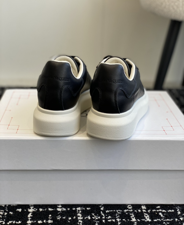 Alexander McQueen Oversized White/Black