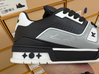 Trainer Black and Gray