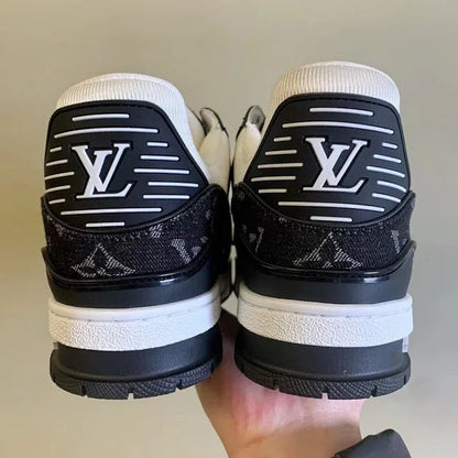 Trainer Black and White