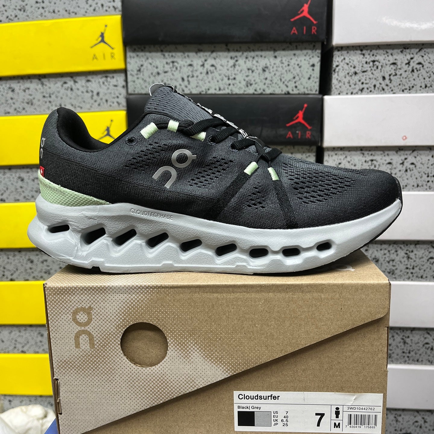 On Cloudsurfer Black Grey