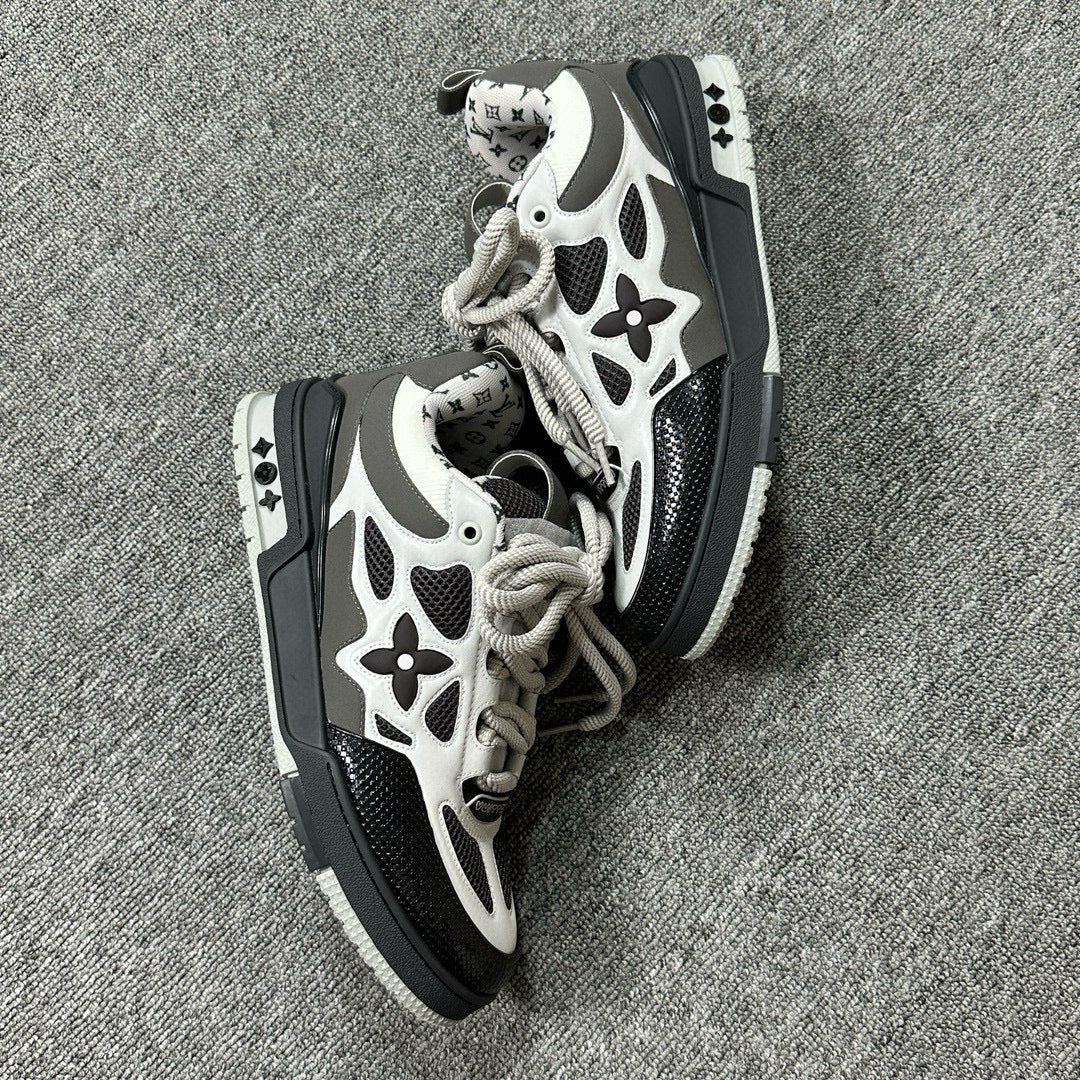 Skate Black and White
