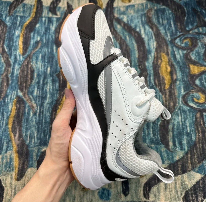 B22 White and Black
