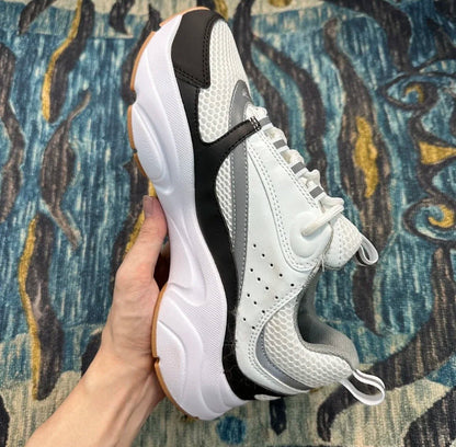B22 White and Black